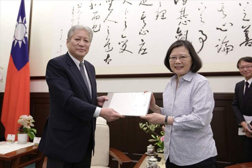 President Tsai and TDK Chairman Takehiro Kamigama  photos.