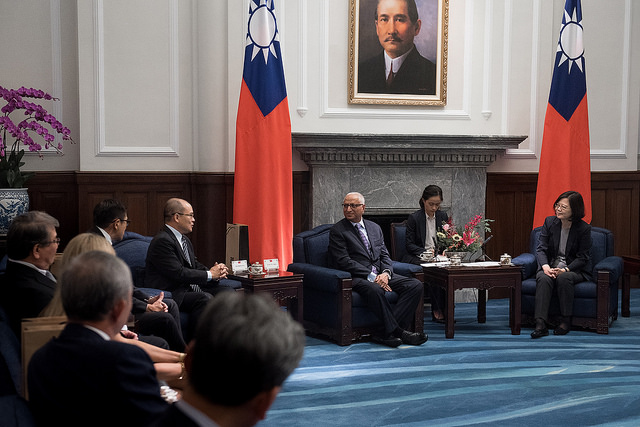 President Tsai meets with a group of the semiconductor industry leaders from Taiwan and abroad.