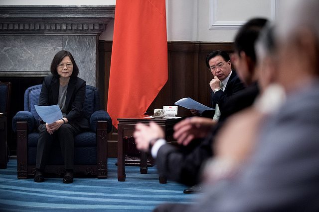 President Tsai meets with a group of the semiconductor industry leaders from Taiwan and abroad and listens to their views.