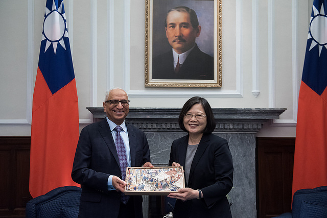 President Tsai receives a gift from Mr. Ajit Manocha, President and CEO of the Semiconductor Equipment and Materials International.