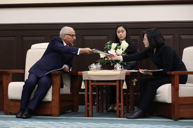 President Tsai meets with SEMI President and CEO Ajit Manocha.