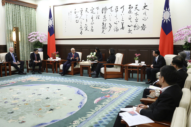 President Tsai exchanges views with SEMI President and CEO Ajit Manocha.