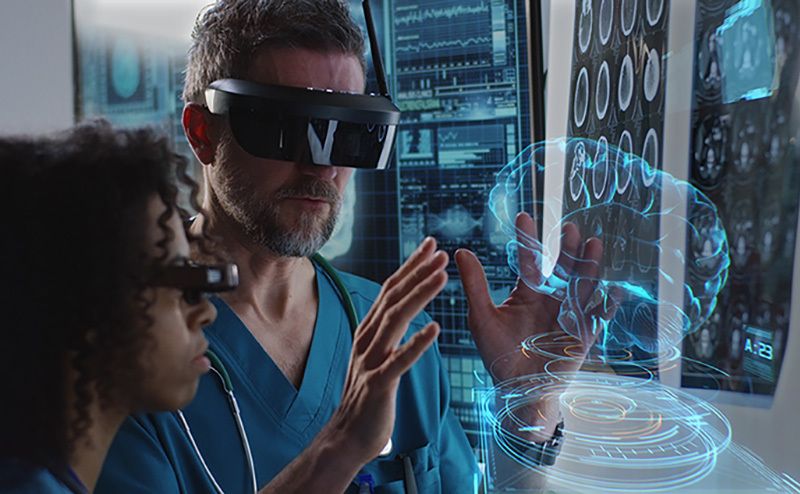 AR頭戴設備已在多領域實現應用,包含工業、醫療及交通等產業,如機器檢修、手術輔助及戶外導航等示意圖